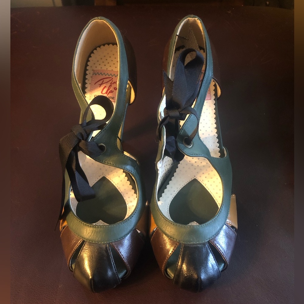 Pin-Up heels, tri-colored in women’s size 8